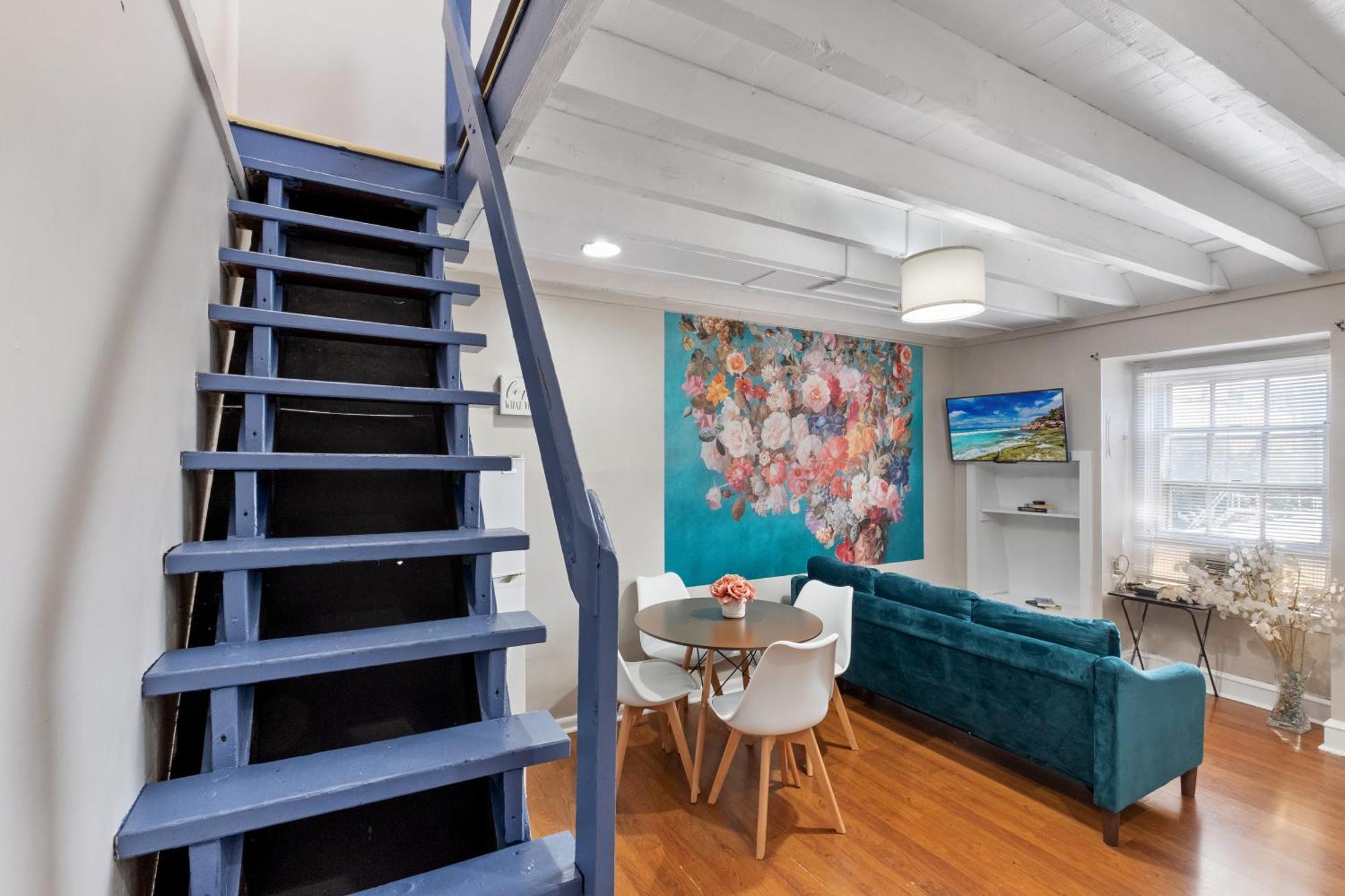 Modern Loft In Center *